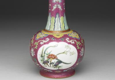 图片[2]-Mallet-shaped vase in yang-ts’ai enamels with incised red ground pattern of flower brocade 1743 (Ch’ien-lung reign)-China Archive